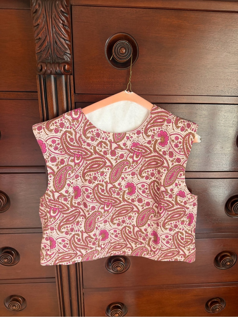 Sleeveless Paisley Crop Top in Pink